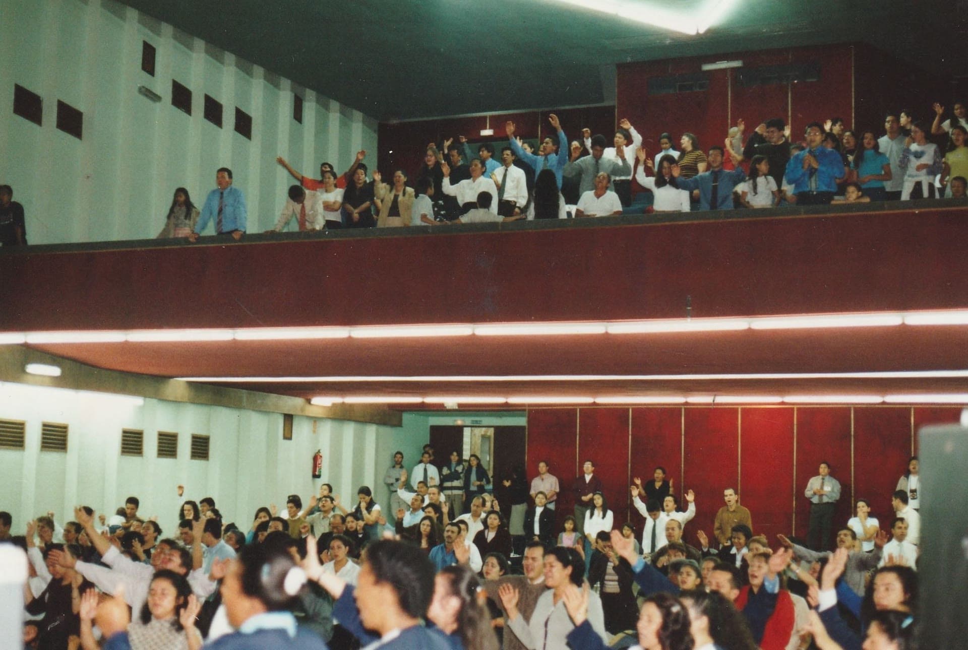 Congregación de IEANJESÚS en adoración durante un culto